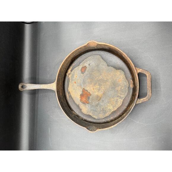 Vintage Unmarked Cast Iron Skillet - 10.5" - Picture 9 of 10